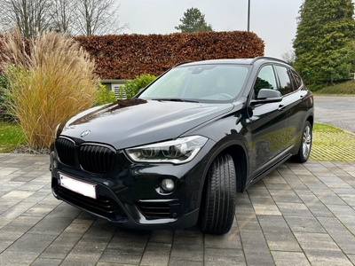 BMW X1 avec calandre noire et toit ouvrant panoramique
