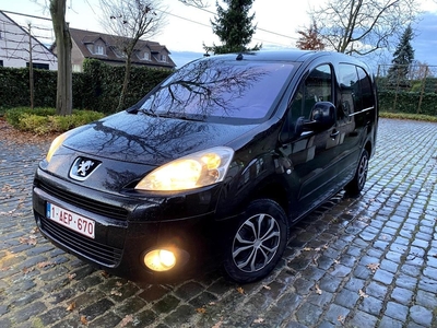 Peugeot Partner 1,6 D met roze form