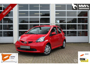 Toyota Aygo 1.0-12V + 5-DEURS CENTRALE DEURVERGRENDELING OP AFSTANDSBEDIENING ELEKTRISCHE RAMEN STUURBEKRACHTIGING RADIO/CD/AUX 12VOLT AANSLUITING DUBBELE SPEAKERS 83000KM! NAP! UNIEK! DISTRIBUTIEKETTING SUPER STAAT! NIEUWE APK!