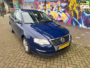 Volkswagen Passat Variant 1.6 FSI Highline Business leer verwarmde stoelen sport velgen navigatie rijd perfect geheel onderhouden