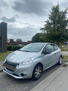 Peugeot 208 1.2 benzine bj 2013