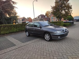 Reneult Megane benzine automaat met weinig km