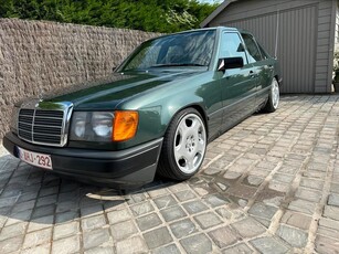 W124 230E 132pk Malachite groen