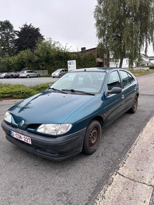 Renault megane 1.6 benzine weining km start en rijdt goed