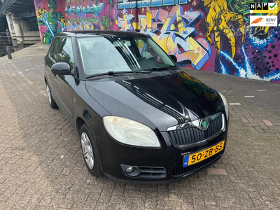 Skoda Fabia 1.4-16V Ambiente heerlijk rijdende auto met airco stereo goed onderhouden nieuw model