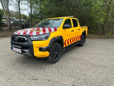 Toyota Hilux 2.8 Invincible zwart met signalisatie wrap