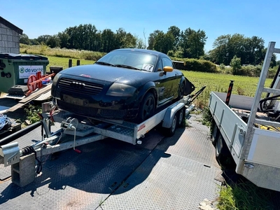 Trackday raceauto met aanhangwagen