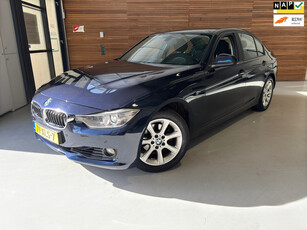 BMW 3-serie 320i High Executive | Cruise | NAVI | Bi-Xenon | Bluetooth | P. Sensoren | Spiegel Pakket | Licht en zich pakket |