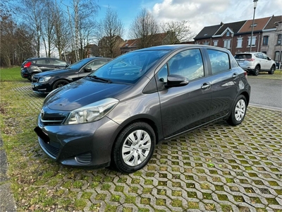 Toyota Yaris 1.3i 2012 carnet complet excellent état