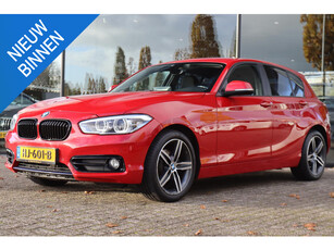 BMW 1-SERIE 118i 136PK M-SPORT *KARMESIN ROT* | APPLE CARPLAY | STOELVERW. | LED | PRIVACY