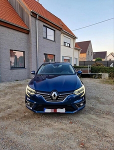 Renault Megane showroom staat!