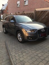 auto Audi Q3 grijs