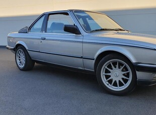 BMW E30 323I