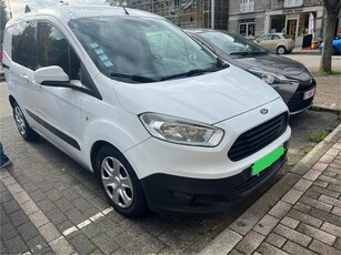 Ford Courier 1.5 TDCi prêt à immatriculer