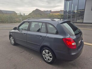 Skoda fabia 1.2 TDI diesel 2012 climatisation feuille rose