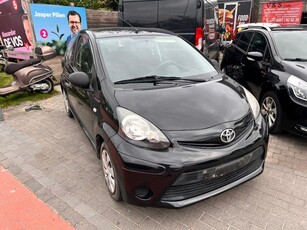 Toyota aygo met 48000 km wordt gekeurd voor verkoop met gara