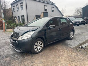 Peugeot 208 1.2i Benzine, met schade...