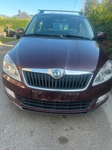 À vendre belle Skoda fabia break de 2011 feuille rose