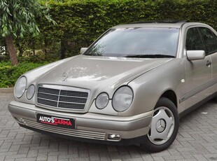 Mercedes-Benz E 200 79.500 km ! 1st owner