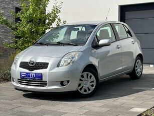 Toyota Yaris 1.3i 16v VVT-i Follow Me Automaat! Navi & Airco