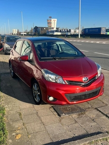 TOYOTA YARIS / 1.4BENZINE / NAVI / PANO / AIRCO /