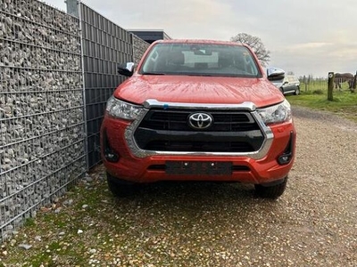 TOYOTA HILUX 2.4 D-4D AT 4WD 5-S Professional Premiu...