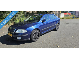 Skoda Octavia 1.6 FSI Ambiente Attractive Business NETTE AUTO RIJDT EN SCHAKELT GOED