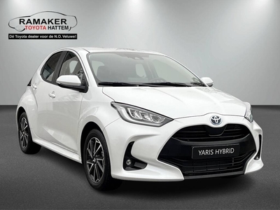 Toyota Yaris 1.5 Hybrid Black edition navigator winter pack en