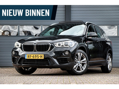 BMW X1 sDrive20i Sportline /LED/PANODAK/HEAD-UP/CAMERA/ELEK. KLEP/MEMORY/STOELVERW./KEYLESS/CARPLAY!