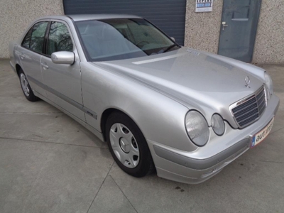 MERCEDES E220 CDI SEDAN 6VIT+AIRCONDITIONING