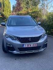 Voiture gris Peugeot 3008 en parfait état