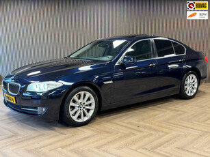 BMW 5-serie 528i High Executive AUT. SCHUIFDAK NAVIGATIE AIRCO PDC CRUISE STOELVERWARMING LEDER