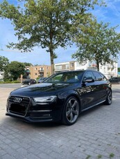 Audi A4 2.0 TDI S-LINE