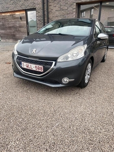 Peugeot 208 / 1.2 benzine