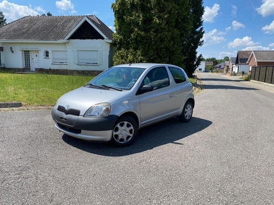 Toyota Yaris/ 100000km/essence/ 0032488290200