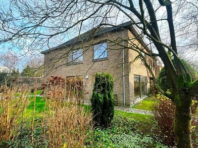 Lichte en ruime gezinswoning met 4 slaapkamers, tuin en g...