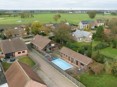 Ruime woning op perceel van ca 1400m² met buitenzwembad