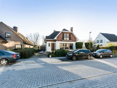 Uniek gelegen alleenstaande villa met garage & mooie tuin...