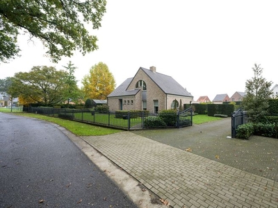 Verzorgde villa met 4 slaapkamers, 2 badkamers en dubbele g