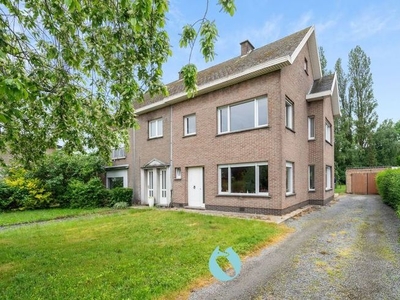 Halfopen bebouwing op 742m² in groene omgeving