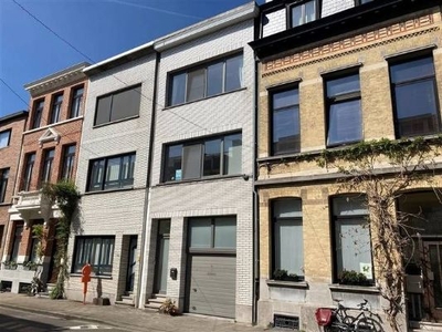 Ruime woning met garage en zonnige tuin op uitstekende locat