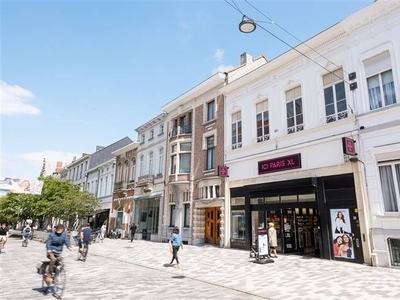 Statig gebouw met handelsruimte in het centrum van Sint-Nikl