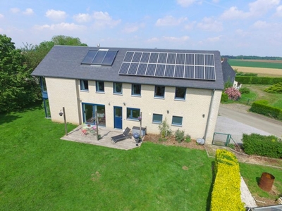 Superbe villa avec double garage, terrasse et jardin