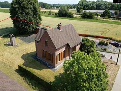 Gelegen in een rustig straatje, villa met garage & prachtig