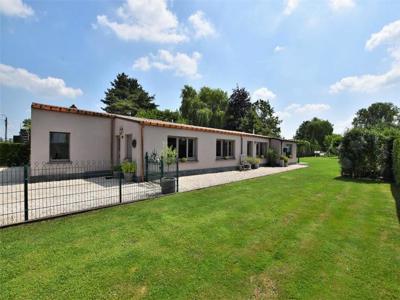 Laagbouwwoning met 4 slks op 1589 m²!