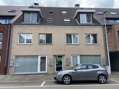 Ruim triplex appartement gelegen aan het kerkplein in Tessen