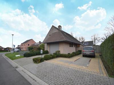 Rustig gelegen villa met garage en tuin, nabij centrum Roese