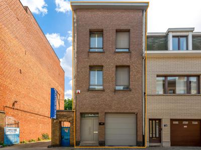 Volledig gerenoveerde ééngezinswoning met garage en werkruim