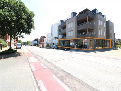 Winkel-of kantoorruimte van 350m² met inpandige garage