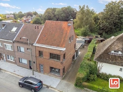 Halfopen woning met 4 slpks en schitterende tuin op een t...